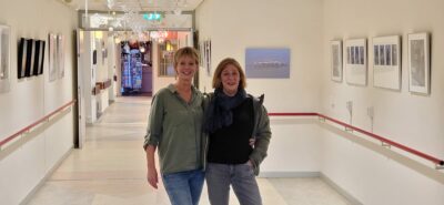 Fotografen Maddy Schreurs en Ilse Stolk bij hun foto-expositie in verzorgingstehuis Kalorama in Beek bij Nijmegen.
